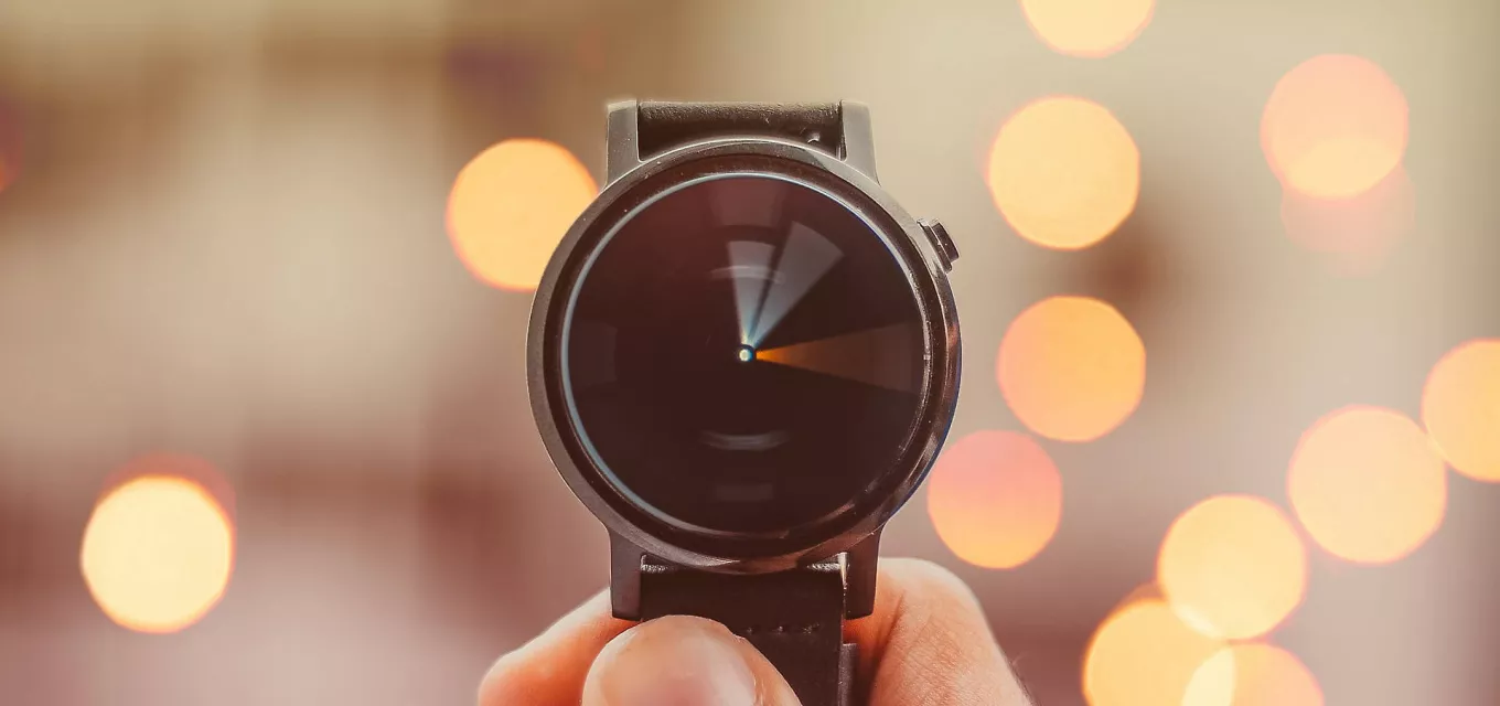 saffu-E4kKGI4oGaU-unsplash-1920.jpg Hand holding a watch with the hands blurred